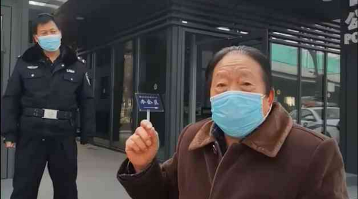 社區(qū)封閉，76歲的他為什么要出來(lái)