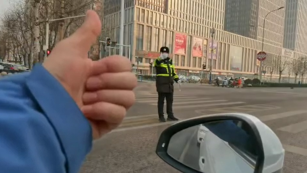 石家莊路人和交警的這個(gè)&ldquo;暗號(hào)&rdquo;，真暖！