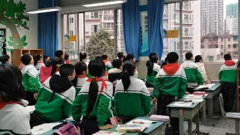 課上到一半，同學(xué)們卻把頭望向了外面！校長(zhǎng)說(shuō)：點(diǎn)贊！