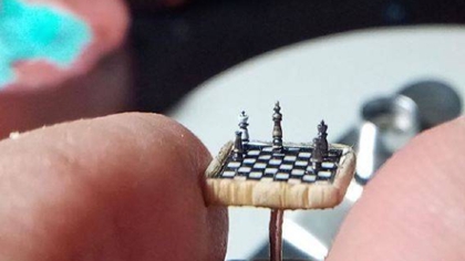 比指甲蓋還小！ 土耳其微雕藝術家雕出超小國際象棋