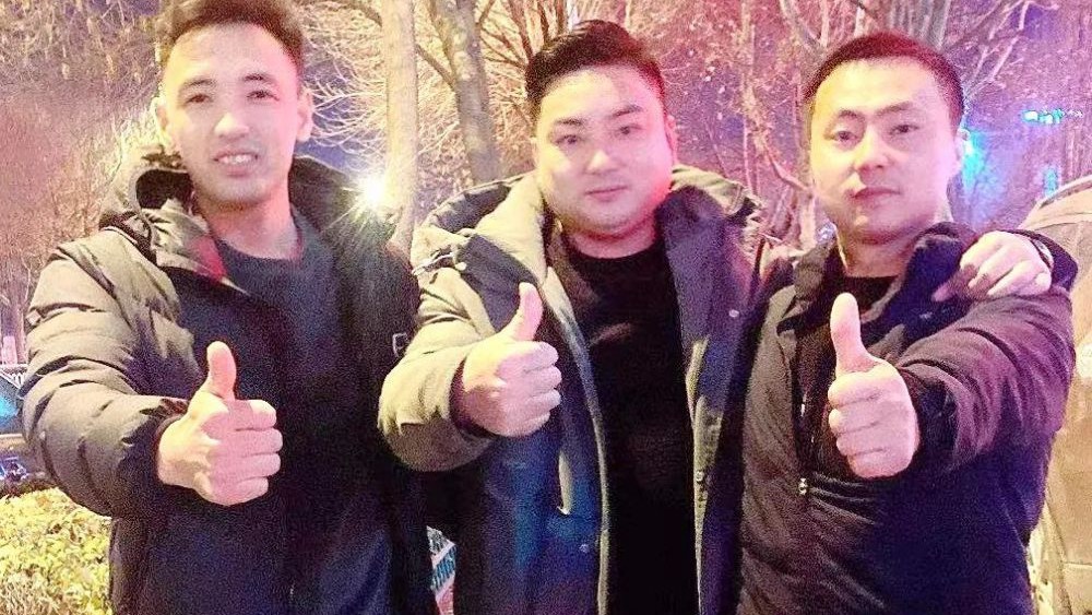 熱點(diǎn)快追｜路面結(jié)冰大貨車開(kāi)始溜車！24塊&ldquo;救命石&rdquo;幫助緊急脫險(xiǎn)