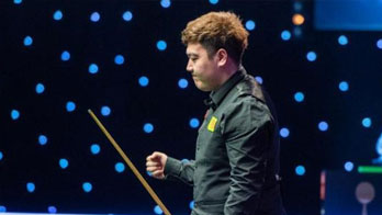 英國(guó)：首位00后冠軍！顏丙濤登頂斯諾克大師賽