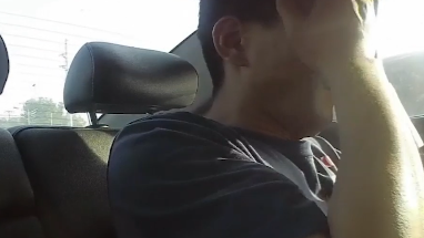 這人啥情況？他在警車上都能睡著