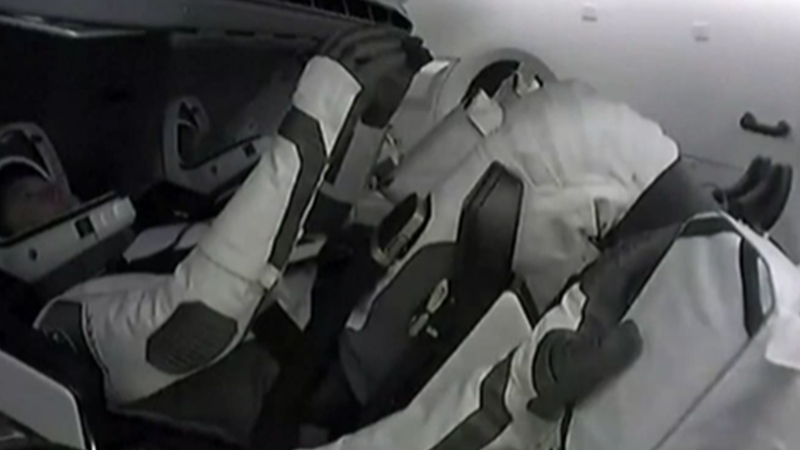 美國載人&ldquo;龍&rdquo;飛船與國際空間站完成對接