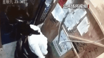 電梯內(nèi)突發(fā)自燃 電動車進樓怎么禁？ 發(fā)現(xiàn)電瓶車有起火苗頭應(yīng)立刻撤離