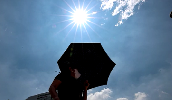 60℃！ 韓國(guó)多地迎高溫 柏油路幾近融化