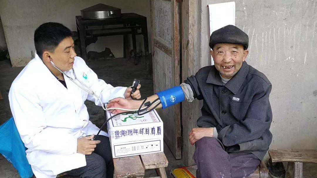 追夢(mèng)中國人｜鄉(xiāng)村醫(yī)生譚明章：父子兩代堅(jiān)守，致力鄉(xiāng)村醫(yī)療