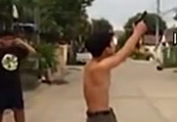 少年打槍來(lái)?？?原是二貨神配合