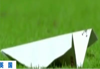 從天而降！球迷看臺玩丟紙飛機擊中球員