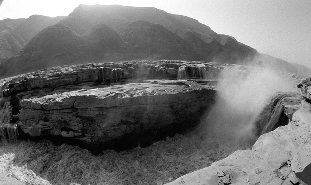 黃河壺口瀑布景色。