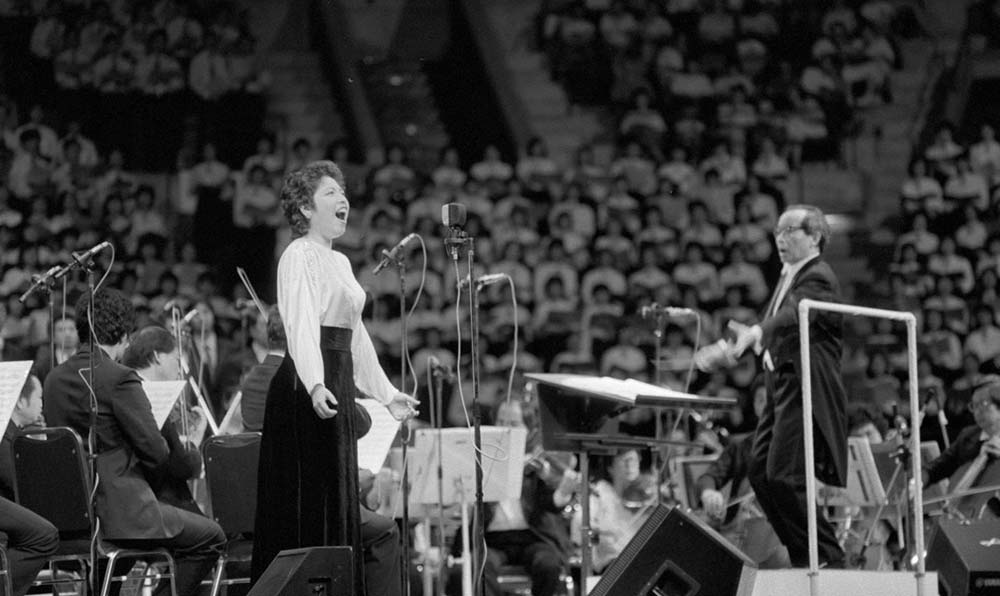 女高音歌唱家汪燕燕在香港&ldquo;黃河音樂節(jié)&rdquo;上演唱《黃河怨》。