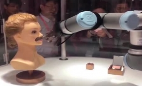 女報(bào)記者進(jìn)博會淘寶記