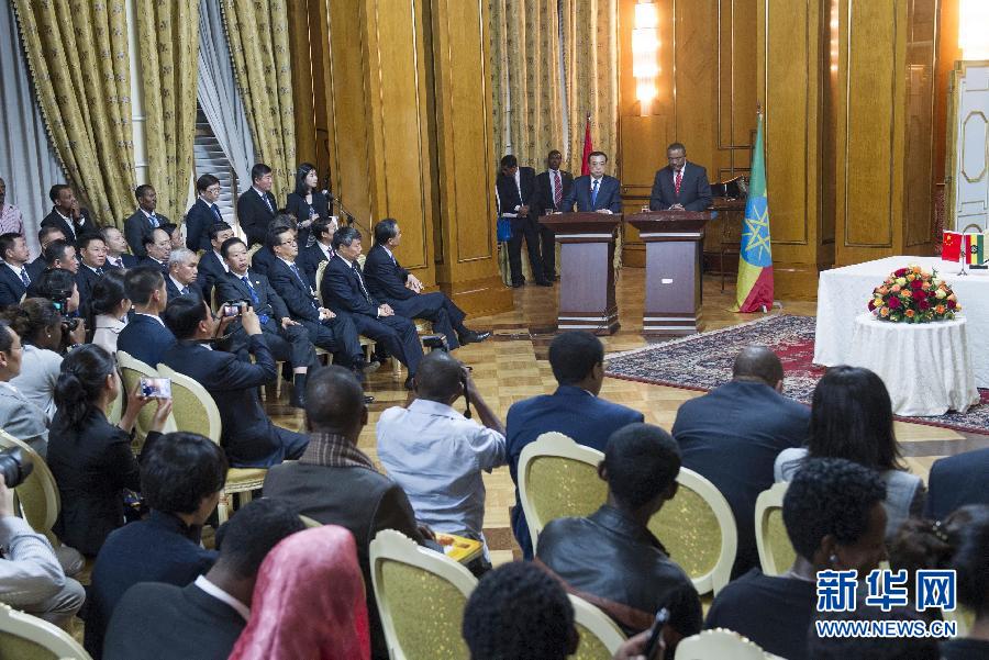 5月4日，國務院總理李克強在亞的斯亞貝巴與埃塞俄比亞總理海爾馬里亞姆舉行會談。這是會談后，李克強與海爾馬里亞姆共同會見記者。 新華社記者 王曄 攝