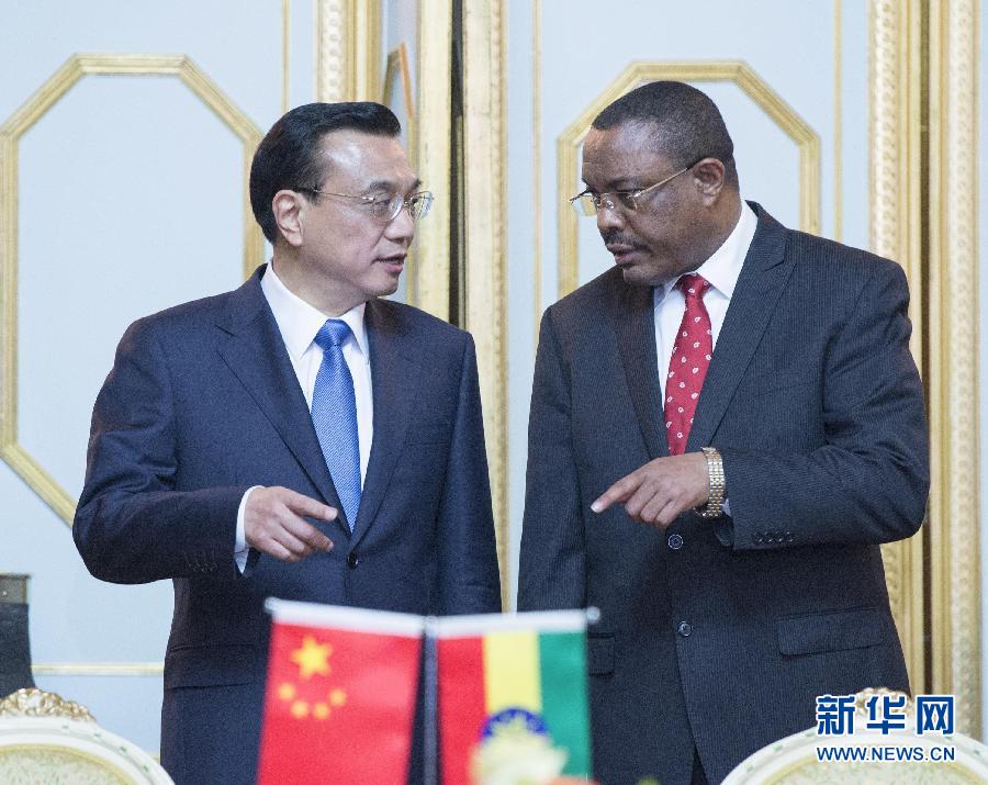 5月4日，中國(guó)國(guó)務(wù)院總理李克強(qiáng)在亞的斯亞貝巴與埃塞俄比亞總理海爾馬里亞姆舉行會(huì)談。這是會(huì)談后，李克強(qiáng)與海爾馬里亞姆共同出席有關(guān)文件簽字儀式。 新華社記者 王曄 攝