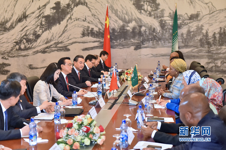 5月5日，中國(guó)國(guó)務(wù)院總理李克強(qiáng)在亞的斯亞貝巴非洲聯(lián)盟總部會(huì)見(jiàn)非盟委員會(huì)主席祖馬。 新華社記者李濤攝