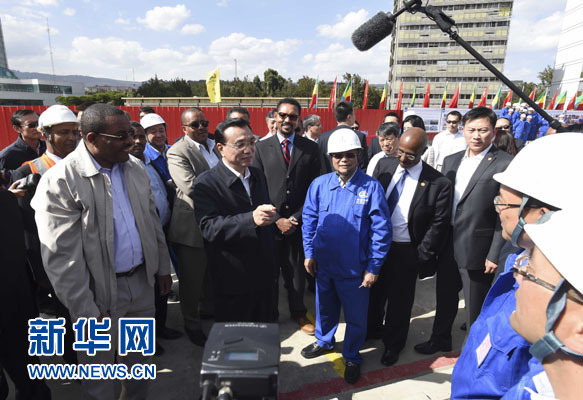 這是李克強與海爾馬里亞姆看望施工人員。新華社記者 李學(xué)仁 攝