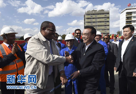 5月5日，中國國務(wù)院總理李克強考察亞的斯亞貝巴輕軌項目，埃塞俄比亞總理海爾馬里亞姆陪同。新華社記者 李學(xué)仁 攝