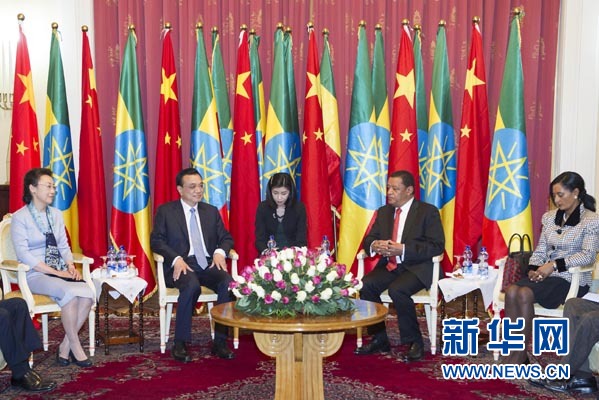 李克強(qiáng)總理夫人程虹、穆拉圖總統(tǒng)夫人梅阿扎參加會(huì)見。新華社記者王曄攝