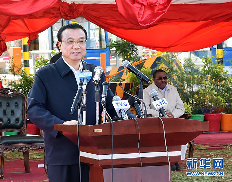 5月5日，國務院總理李克強與埃塞俄比亞總理海爾馬里亞姆共同出席亞的斯亞貝巴-阿達瑪高速公路一期竣工揭牌典禮，并為二期工程開工奠基剪彩。這是李克強在典禮上致辭。新華社記者 李濤 攝 