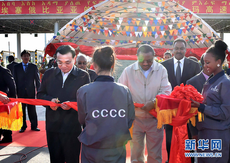 5月5日，中國國務院總理李克強與埃塞俄比亞總理海爾馬里亞姆共同出席亞的斯亞貝巴-阿達瑪高速公路一期竣工揭牌典禮，并為二期工程開工奠基剪彩。這是李克強與海爾馬里亞姆共同為亞的斯亞貝巴-阿達瑪高速公路二期工程開工剪彩。新華社記者 李濤 攝 