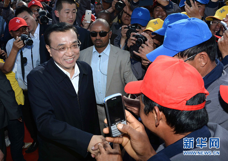 5月5日，中國國務院總理李克強與埃塞俄比亞總理海爾馬里亞姆共同出席亞的斯亞貝巴-阿達瑪高速公路一期竣工揭牌典禮，并為二期工程開工奠基剪彩。這是典禮結束后，李克強同工程施工人員親切交談。新華社記者 李濤 攝 