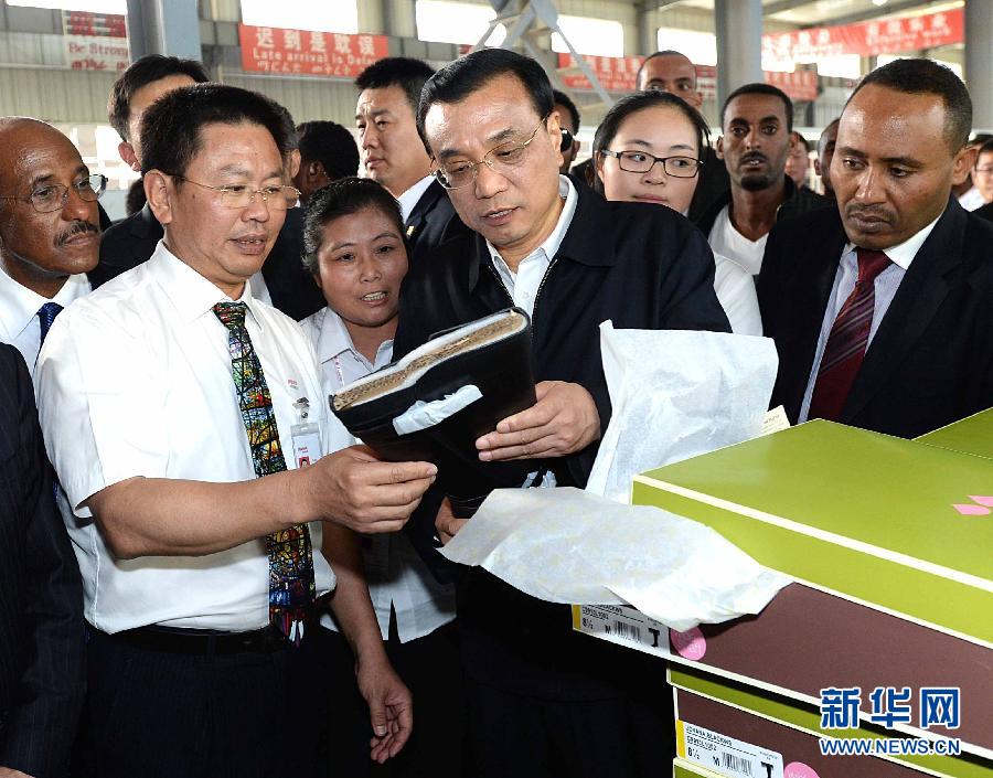 5月5日，中國(guó)國(guó)務(wù)院總理李克強(qiáng)在埃塞俄比亞總理海爾馬里亞姆陪同下參觀東方工業(yè)園。這是李克強(qiáng)在生產(chǎn)車間聽取負(fù)責(zé)人介紹生產(chǎn)情況。新華社記者 李濤 攝