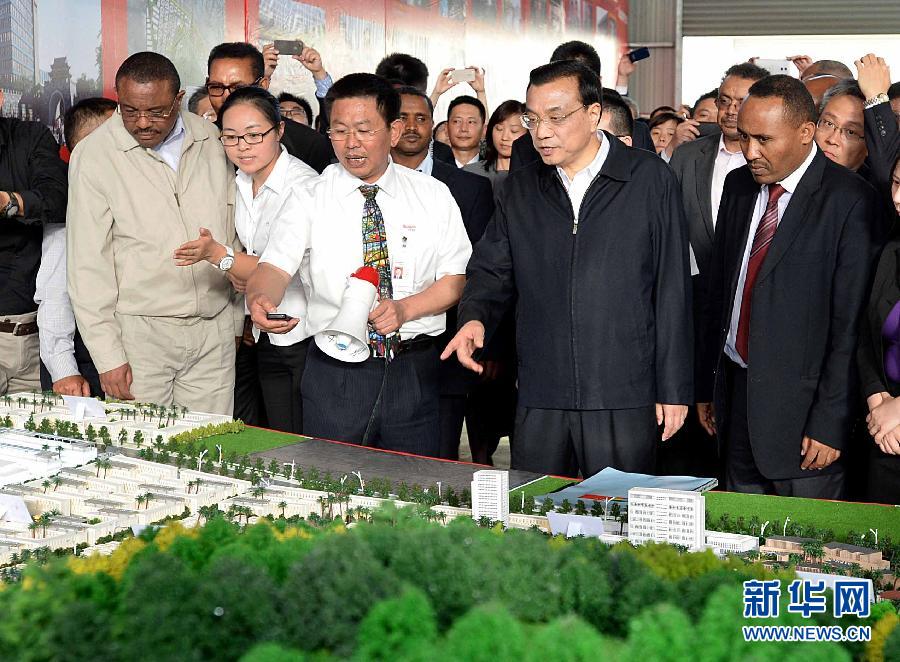  5月5日，中國(guó)國(guó)務(wù)院總理李克強(qiáng)在埃塞俄比亞總理海爾馬里亞姆陪同下參觀東方工業(yè)園。這是李克強(qiáng)與海爾馬里亞姆（左一）一起觀看工業(yè)園沙盤展示。新華社記者 李濤