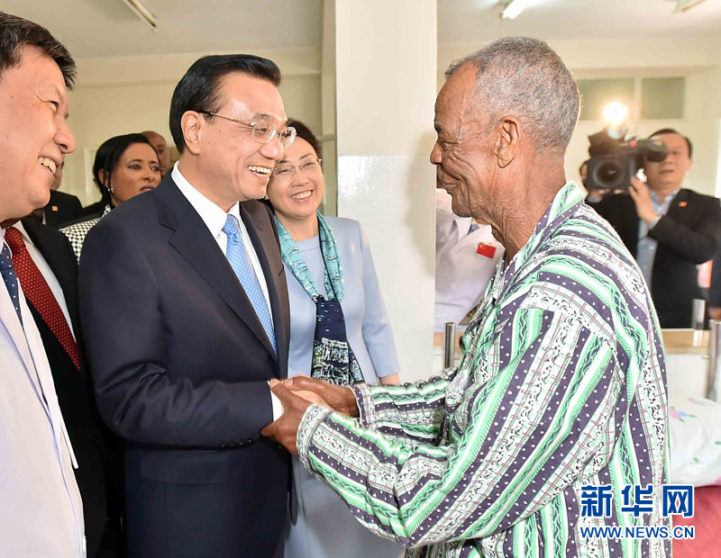 5月6日，中國國務(wù)院總理李克強(qiáng)與埃塞俄比亞總統(tǒng)穆拉圖一同來到亞的斯亞貝巴阿勒塔醫(yī)院，看望受益于中國免費(fèi)白內(nèi)障手術(shù)&ldquo;光明行&rdquo;活動的埃塞俄比亞患者。新華社記者 李濤 攝 