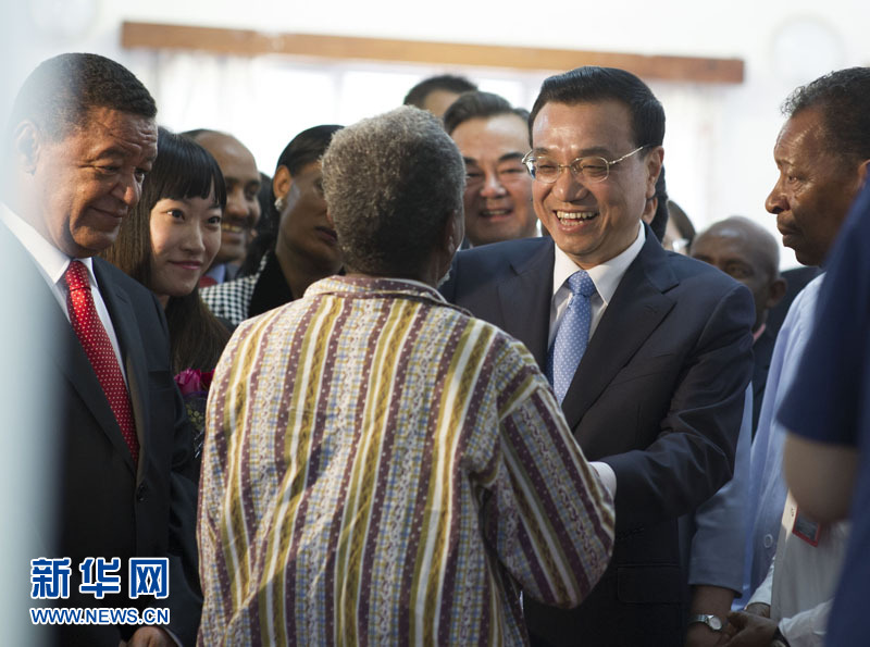 5月6日，中國國務(wù)院總理李克強(qiáng)與埃塞俄比亞總統(tǒng)穆拉圖一同來到亞的斯亞貝巴阿勒塔醫(yī)院，看望受益于中國免費(fèi)白內(nèi)障手術(shù)&ldquo;光明行&rdquo;活動的埃塞俄比亞患者。新華社記者 謝環(huán)馳 攝 