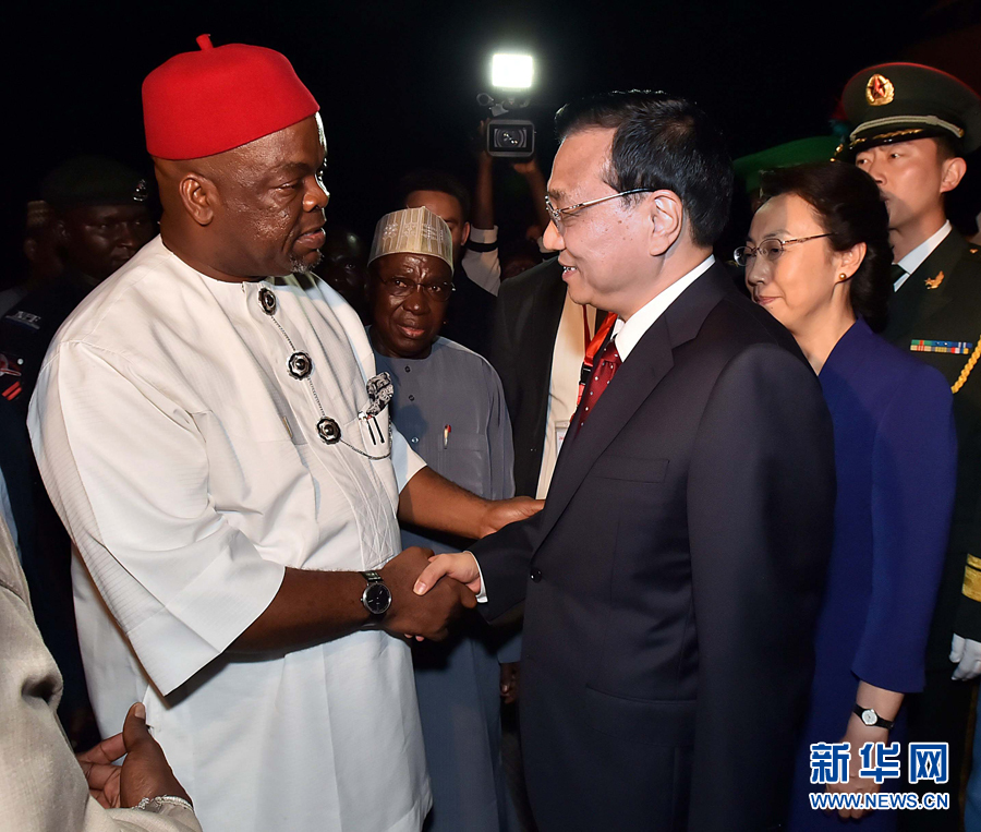     5月6日，應尼日利亞總統(tǒng)喬納森邀請，國務院總理李克強乘專機抵達阿布賈國際機場，開始對尼日利亞進行正式訪問。李克強總理夫人程虹同機抵達。新華社記者 李濤 攝 