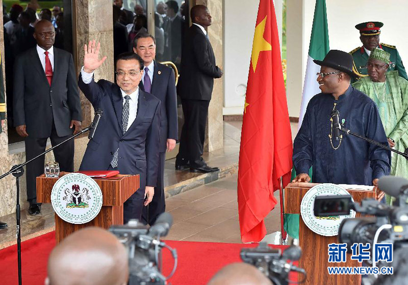 5月7日，中國國務(wù)院總理李克強(qiáng)在阿布賈與尼日利亞總統(tǒng)喬納森會(huì)談后共同會(huì)見記者，并回答記者提問。 新華社記者李濤攝 