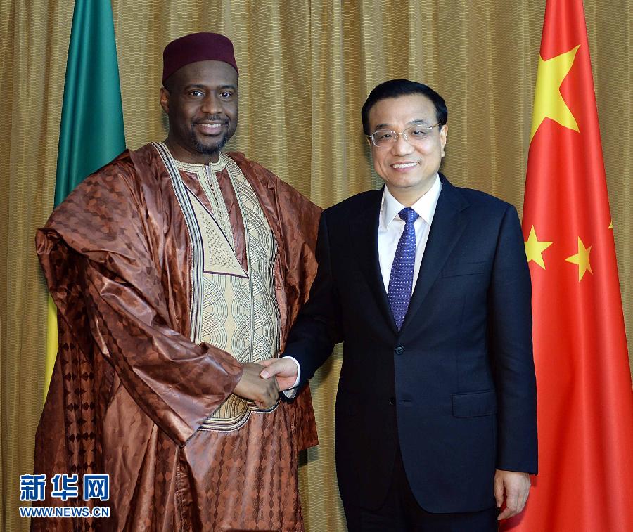 5月7日，正在尼日利亞訪問的國務(wù)院總理李克強(qiáng)在阿布賈會見出席第24屆世界經(jīng)濟(jì)論壇非洲峰會全會的馬里總理馬拉。 新華社記者 李濤 攝 