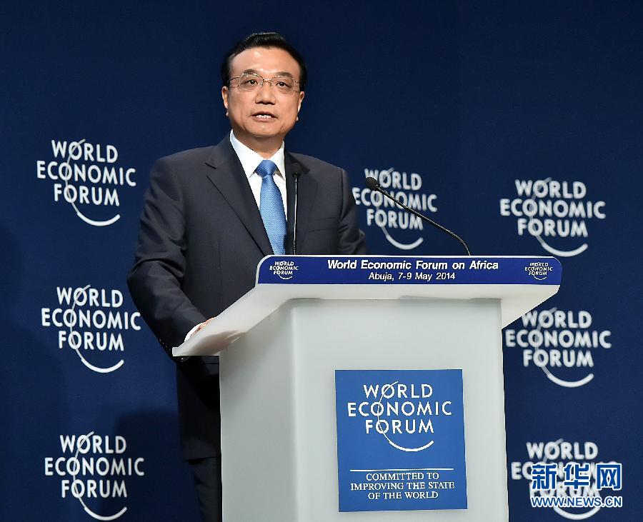 5月8日，中國國務(wù)院總理李克強(qiáng)在阿布賈出席第24屆世界經(jīng)濟(jì)論壇非洲峰會全會，發(fā)表題為《共同推動非洲發(fā)展邁上新臺階》的特別致辭。新華社記者 李濤 攝 
