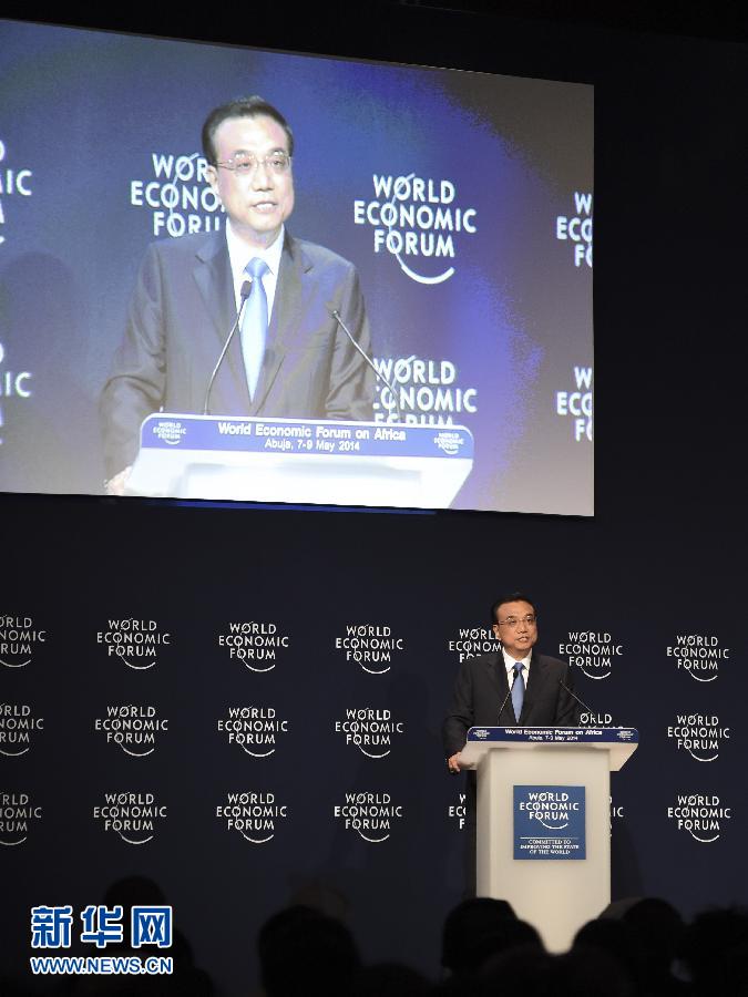 5月8日，中國國務(wù)院總理李克強(qiáng)在阿布賈出席第24屆世界經(jīng)濟(jì)論壇非洲峰會全會，發(fā)表題為《共同推動非洲發(fā)展邁上新臺階》的特別致辭。新華社記者 李學(xué)仁 攝 
