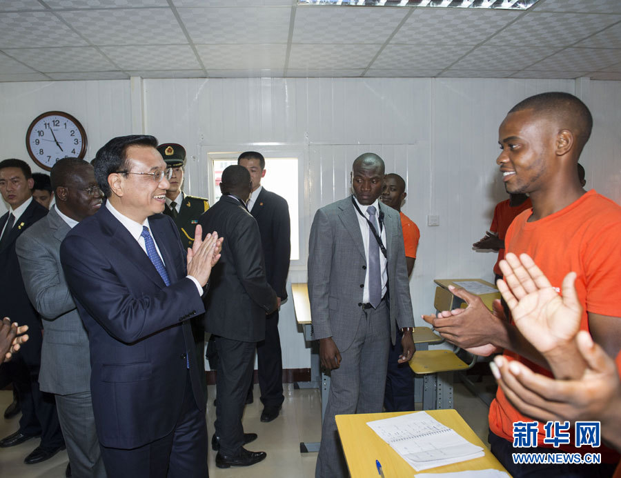 這是李克強(qiáng)在學(xué)校教室內(nèi)同正在上課的學(xué)生互動交流。新華社記者王曄攝