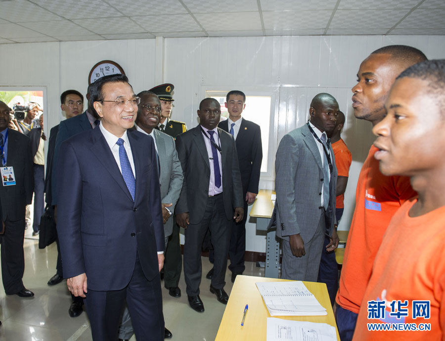 這是李克強在學(xué)校教室內(nèi)同正在上課的學(xué)生互動交流。新華社記者王曄攝