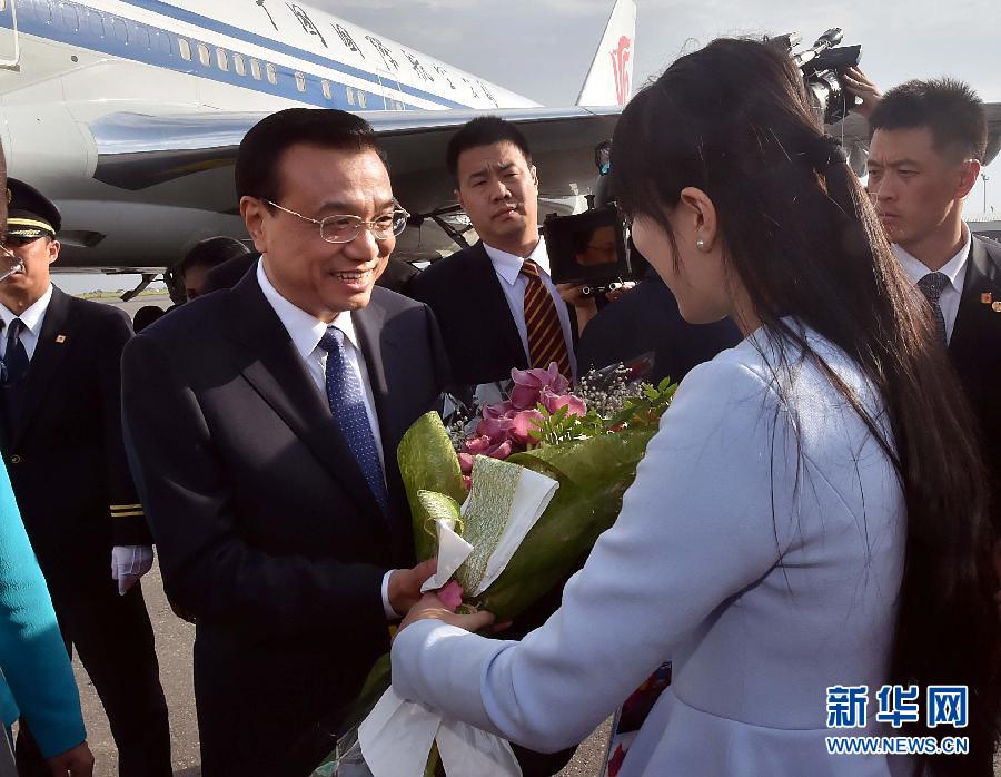 5月8日，應(yīng)安哥拉總統(tǒng)多斯桑托斯邀請，中國國務(wù)院總理李克強乘專機抵達羅安達二月四日國際機場，開始對安哥拉進行正式訪問。 新華社記者李濤 攝 