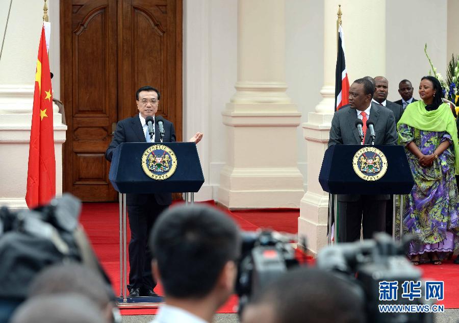 5月10日，中國國務(wù)院總理李克強(qiáng)在肯尼亞國家宮與肯總統(tǒng)肯雅塔舉行會談后共同會見記者。 新華社記者 李濤 攝 