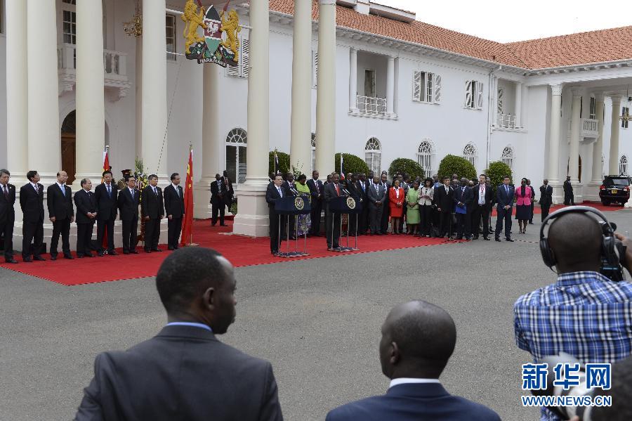  5月10日，中國國務(wù)院總理李克強(qiáng)在肯尼亞國家宮與肯總統(tǒng)肯雅塔舉行會談后共同會見記者。 新華社記者 李學(xué)仁 攝 