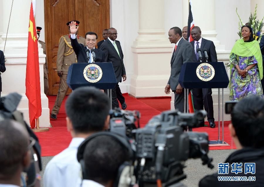 5月10日，中國國務(wù)院總理李克強(qiáng)在肯尼亞國家宮與肯總統(tǒng)肯雅塔舉行會談后共同會見記者。 新華社記者 李濤 攝 