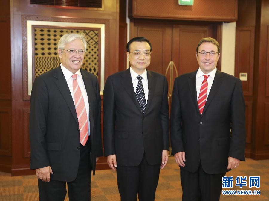 5月10日，國務(wù)院總理李克強(qiáng)在內(nèi)羅畢會見聯(lián)合國環(huán)境規(guī)劃署執(zhí)行主任施泰納（右）和聯(lián)合國人居署執(zhí)行主任克洛斯。 新華社記者 丁林 攝 