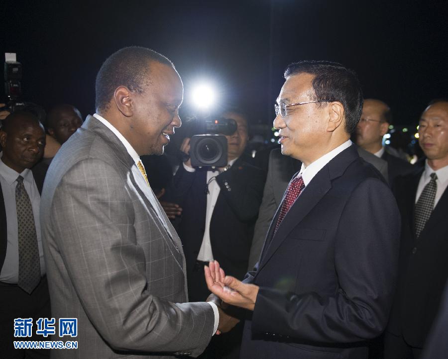 5月9日，應(yīng)肯尼亞總統(tǒng)肯雅塔邀請(qǐng)，中國(guó)國(guó)務(wù)院總理李克強(qiáng)乘專機(jī)抵達(dá)內(nèi)羅畢肯雅塔國(guó)際機(jī)場(chǎng)，開始對(duì)肯尼亞進(jìn)行正式訪問。李克強(qiáng)總理夫人程虹同機(jī)抵達(dá)?？夏醽喛偨y(tǒng)肯雅塔和副總統(tǒng)魯托率肯政府高級(jí)官員到機(jī)場(chǎng)迎接。新華社記者 謝環(huán)馳 攝 