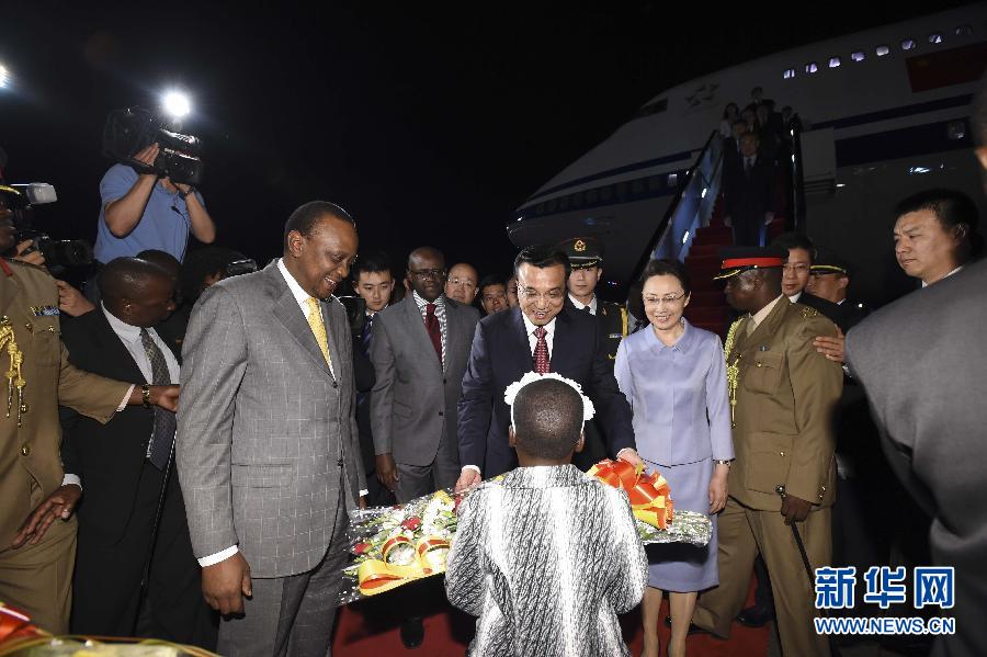 5月9日，應(yīng)肯尼亞總統(tǒng)肯雅塔邀請(qǐng)，中國(guó)國(guó)務(wù)院總理李克強(qiáng)乘專機(jī)抵達(dá)內(nèi)羅畢肯雅塔國(guó)際機(jī)場(chǎng)，開始對(duì)肯尼亞進(jìn)行正式訪問。李克強(qiáng)總理夫人程虹同機(jī)抵達(dá)?？夏醽喛偨y(tǒng)肯雅塔和副總統(tǒng)魯托率肯政府高級(jí)官員到機(jī)場(chǎng)迎接。這是肯尼亞兒童向李克強(qiáng)夫婦獻(xiàn)上鮮花。新華社記者李學(xué)仁攝 