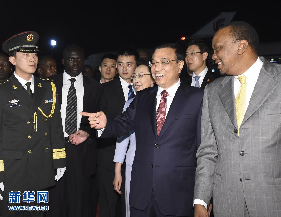 5月9日，應(yīng)肯尼亞總統(tǒng)肯雅塔邀請(qǐng)，中國(guó)國(guó)務(wù)院總理李克強(qiáng)乘專機(jī)抵達(dá)內(nèi)羅畢肯雅塔國(guó)際機(jī)場(chǎng)，開始對(duì)肯尼亞進(jìn)行正式訪問。李克強(qiáng)總理夫人程虹同機(jī)抵達(dá)?？夏醽喛偨y(tǒng)肯雅塔和副總統(tǒng)魯托率肯政府高級(jí)官員到機(jī)場(chǎng)迎接。新華社記者 李學(xué)仁 攝 