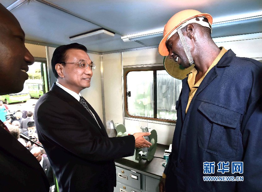 5月11日，國(guó)務(wù)院總理李克強(qiáng)參觀肯尼亞國(guó)家青年服務(wù)隊(duì)。這是李克強(qiáng)與服務(wù)隊(duì)隊(duì)員親切交談。 新華社記者 李濤 攝