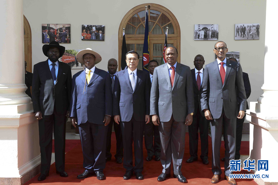 這是李克強(qiáng)在簽字儀式后參加集體合影。新華社記者李學(xué)仁攝