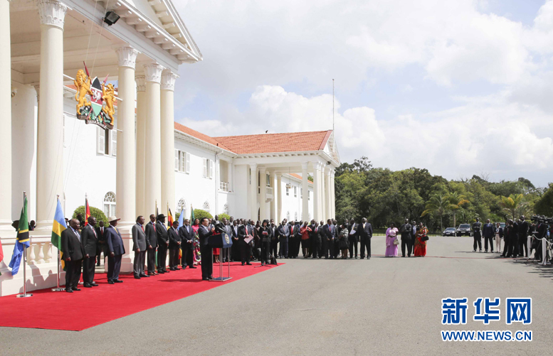 5月11日，中國國務(wù)院總理李克強在內(nèi)羅畢國家宮與肯尼亞總統(tǒng)肯雅塔共同會見記者，介紹中非合作建設(shè)肯尼亞蒙巴薩－內(nèi)羅畢鐵路情況。烏干達總統(tǒng)穆塞韋尼、盧旺達總統(tǒng)卡加梅、南蘇丹總統(tǒng)基爾等東非地區(qū)國家領(lǐng)導人參加。新華社記者丁林攝