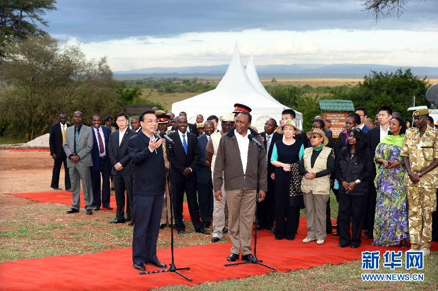 5月10日，國(guó)務(wù)院總理李克強(qiáng)與肯尼亞總統(tǒng)肯雅塔共同參觀肯尼亞內(nèi)羅畢國(guó)家公園焚燒象牙紀(jì)念地，并對(duì)中外記者發(fā)表講話。肯尼亞副總統(tǒng)魯托陪同參觀。新華社記者 李濤 攝 