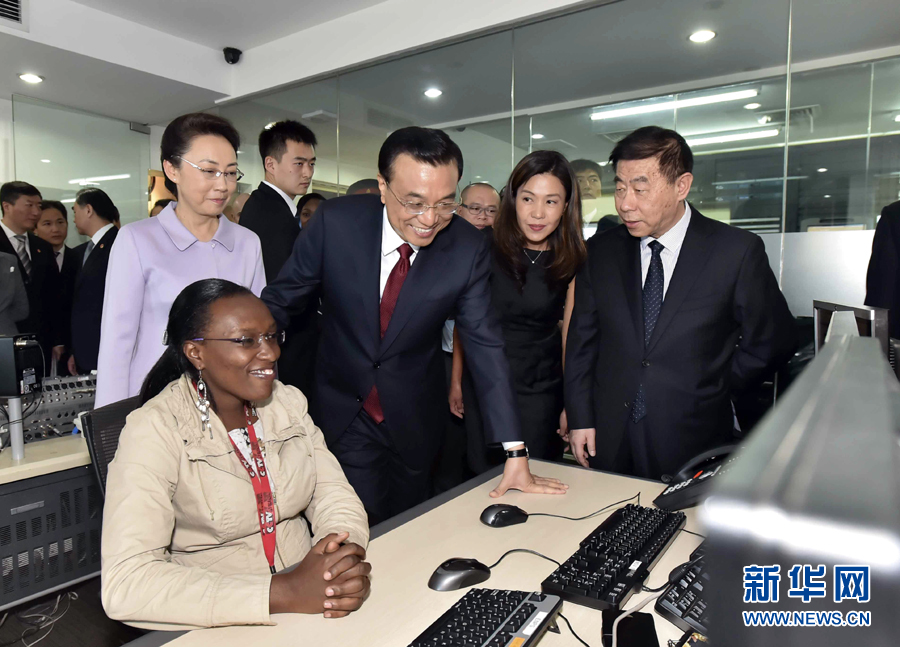 5月11日，中國(guó)國(guó)務(wù)院總理李克強(qiáng)在肯尼亞首都內(nèi)羅畢看望并慰問中央電視臺(tái)非洲分臺(tái)員工。 新華社記者 李濤 攝 