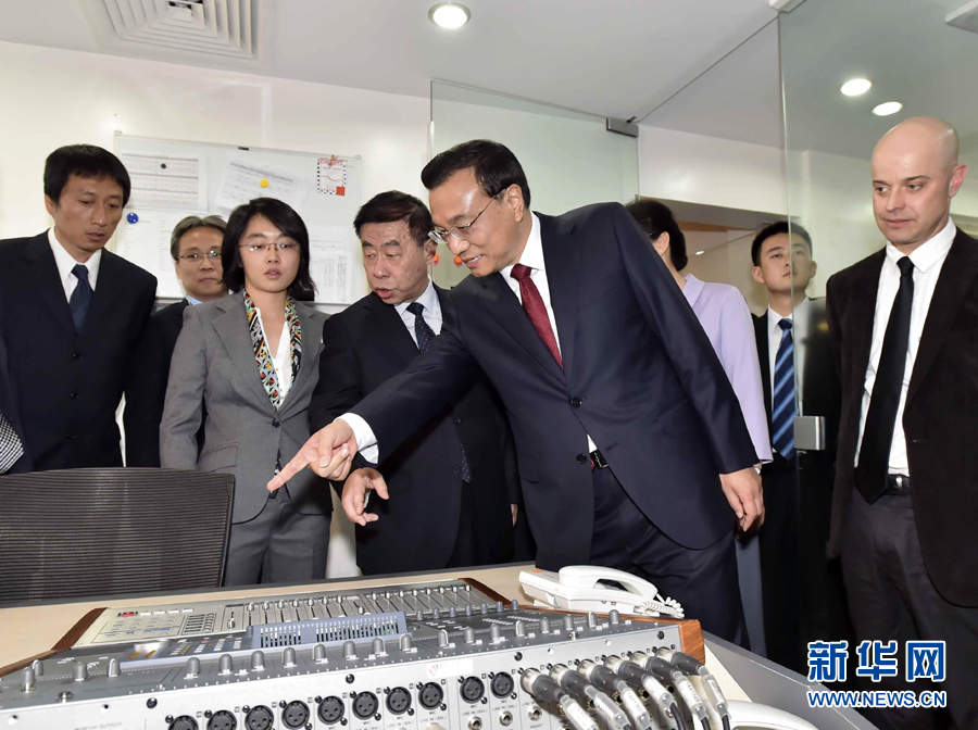 5月11日，中國(guó)國(guó)務(wù)院總理李克強(qiáng)在肯尼亞首都內(nèi)羅畢看望并慰問中央電視臺(tái)非洲分臺(tái)員工。 新華社記者 李濤 攝 